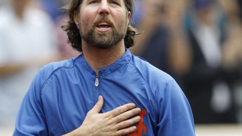 Dickey tuiteó sus agradecimientos a los fanáticos de los Mets y añadió que estaba listo para lanzar por los Jays.