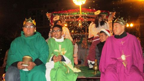 Karen Hernández y sus amigos formaron  parte de procesión que caminó sobre la avenida Michigan para celebrar el primer día de las Posadas en Chicago.