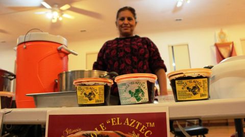 Mole El Azteca es el primer negocio registrado como corporación por Evelia Apreza, quien presentó su producto en el Gran Bazar Navideño de Universidad Popular.
