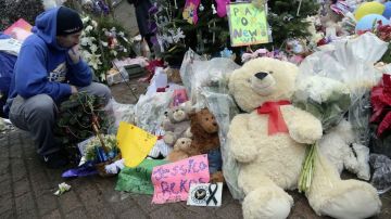 Las autoridades de Newtown crearon dos memoriales, donde la gente ha llevado  cientos de flores, velas, juguetes y mensaje.