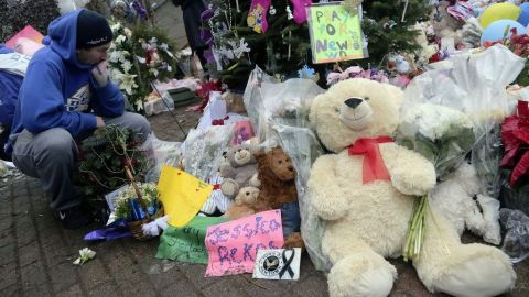 Las autoridades de Newtown crearon dos memoriales, donde la gente ha llevado  cientos de flores, velas, juguetes y mensaje.