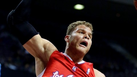 Blake Griffin (32) clava el balón en el primer cuarto.