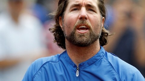 R.A. Dickey confirmó lo que era un hecho: lanzará para los pájaros azules en la próxima temporada.