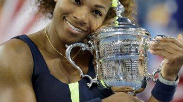 Serena Williams, que luce el trofeo del US Open pasado, está de acuerdo con el proyecto de la federación estadounidense.