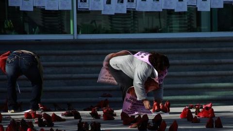 Pares de zapatos rojos colocados el 10 de diciembre de 2012, frente a la Fiscalía General del Estado, en Ciudad Juárez, como una protesta organizada por la artista plástica Elina Chauvet, en contra de la desaparición de mujeres registrada en esta urbe de México.