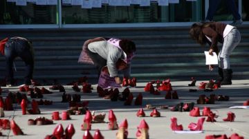 Pares de zapatos rojos colocados el 10 de diciembre de 2012, frente a la Fiscalía General del Estado, en Ciudad Juárez, como una protesta organizada por la artista plástica Elina Chauvet, en contra de la desaparición de mujeres registrada en esta urbe de México.