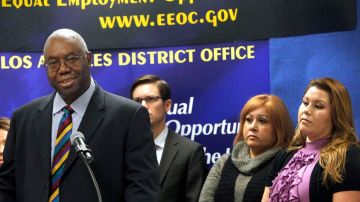 Olophius Perry, el director de la oficina del distrito de Los Ángeles de la Comisión de Oportunidades de Trabajo EEOC habla en una conferencia de prensa.