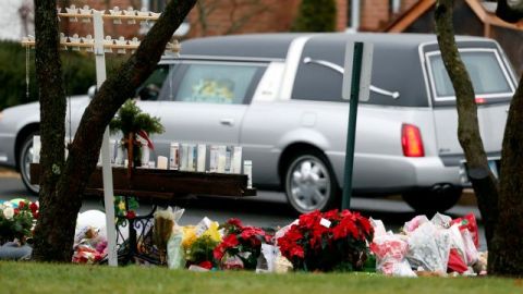 Un altar en el exterior de la iglesia Santa Rosa de Lima, en Newtown, para recordar a las víctimas de la masacre.