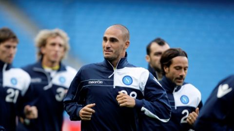 El jugador del Napoli, Paolo Canavaro, fue suspendido seis meses al ser involucrado por su exportero en escándalo de corrupción