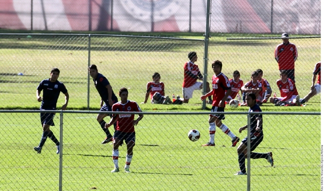Jugadores de Chivas son vistos en acción durante el encuentro ante el Altamira, realizado en Verde Valle a puerta cerrada.