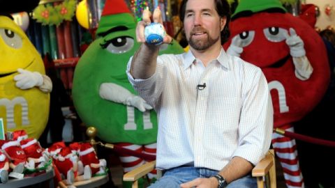 R.A. Dickey enseña cómo se tira la bola de nudillos en una de sus muchas presentaciones en un almacén de niños noeyorquino.