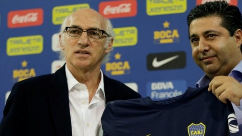 El entrenador Carlos Bianchi fue ovacionado por la masiva asistencia al estadio 'La Bombonera' de Boca Juniors.