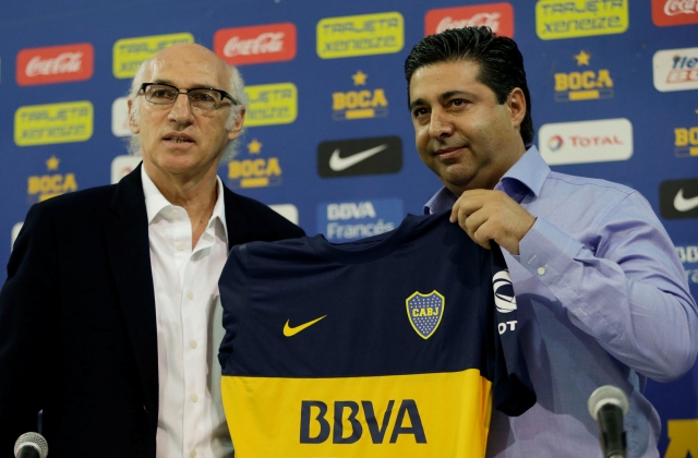 El entrenador Carlos Bianchi fue ovacionado por la masiva asistencia al estadio 'La Bombonera' de Boca Juniors.