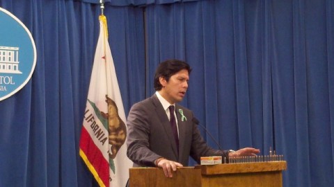 El Senador Kevin de León anuncia su medida que haría compulsorio un permiso para quienes compren municiones.