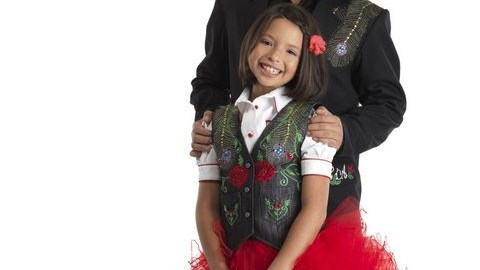 Los hermanos Leonardo y Ángela Aguilar, hijos de Pepe Aguilar, inician una 'Nueva tradición'.