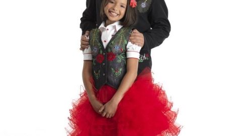 Los hermanos Leonardo y Ángela Aguilar, hijos de Pepe Aguilar, inician una 'Nueva tradición'.