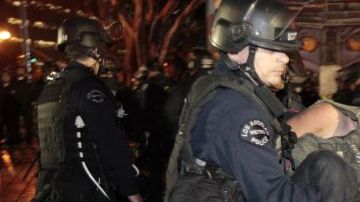 Un manifestante es arrestado cuando agentes de la policía desmantelan el campamento de Occupy LA frente a la municipalidad de Los Ángeles, el 30 de noviembre de 2011.