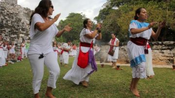 los residentes de LA celebran el nuevo periodo con fiestas y eventos, la terminación de un periodo de 144 mil días, uno de los más largos del calendario maya.
