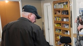 Lance McCoy asiste a un cliente en la tienda Kizer Guns and Ammo cercana a Nacogdoches, Texas.