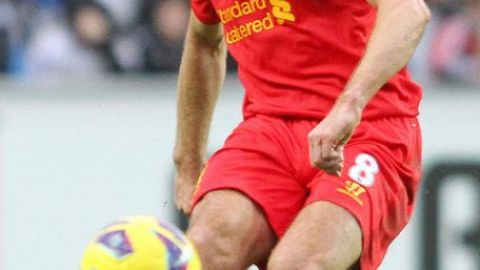 Stvene Gerrard fue pieza clave en la goleada 4-0 del Liverpool sobre Fulham