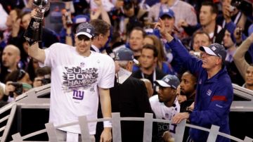 Eli Manning (izq.),  celebra el triunfo del máximo título de la NFL 2012  junto a su coach Tom Coughlin.