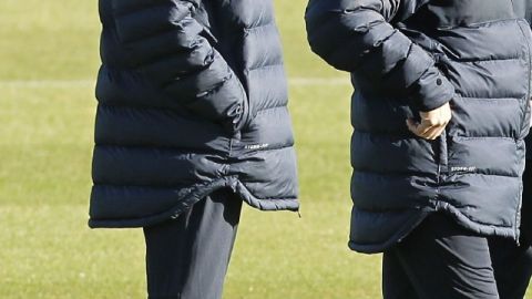 'Tito' Vilanova (izq.) y Jordi Roura observan al equipo en una práctica anterior.