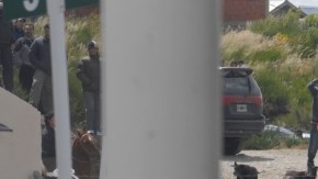 Un carro yace volcado en un área de parqueo durante los saqueos en San Carlos de  Bariloche, Buenos Aires.  El vandalismo tuvo lugar en seis ciudades de Argentina.