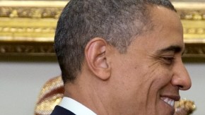 El presidente  Obama (i), estrecha la mano del senador demócrata y excandidato presidencial John Kerry en la Casa Blanca.