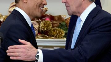 El presidente  Obama (i), estrecha la mano del senador demócrata y excandidato presidencial John Kerry en la Casa Blanca.