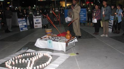 El reverendo Logan recordó que todos los dias mueren ninos en las calles de Los Ángeles, victimas de la violencia.