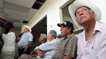 Varios trabajadores inmigrantes mexicanos continúan esperando soluciones y recompensas por parte del Gobierno.
