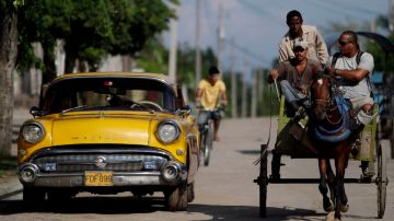 Ciudadanos transitan en las calles de Cuba.