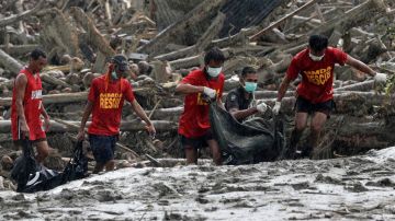 Elevan a 1,067 los muertos por el tifón "Bopha" en Filipinas. Aún no se identifica a todas las víctimas.