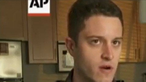 Cody Wilson explica en un video en YouTube el procedimiento para "imprimir" armas en impresoras 3D.