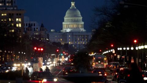 Obama pidió al Congreso que se centre en un plan que evite el aumento de impuestos a la clase media, entre otros aspectos, y ha comenzado el receso navideño de los congresistas, sin una solución.