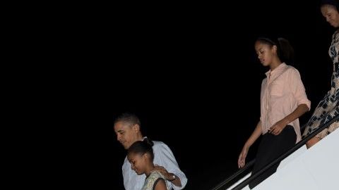 Obama y su familia arribaron al Honolulu Joint Base.