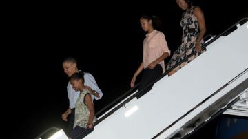 Obama y su familia arribaron al Honolulu Joint Base.