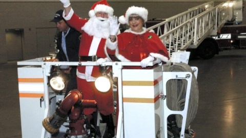 Foto de archivo del 18 de diciembre 2004 en la que aparece Santa Claus y la señora Claus saludando a los niños desde un camión.