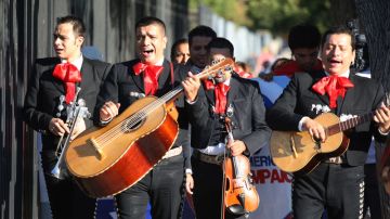 Una banda de mariachi en las calles de North Hollywood.