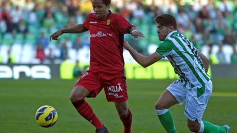 Giovani Dos Santos (izq.)  supera a Alejandro Pozuelo del Betis  durante el partido de ayer en el Estadio  Manuel Ruiz de Lopera (Sevilla).