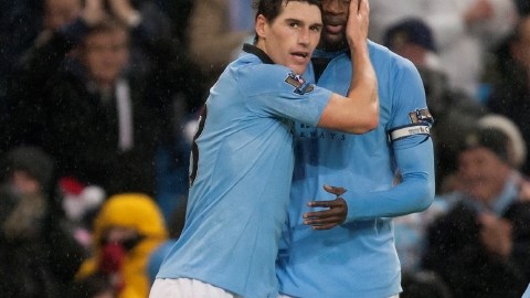 Gareth Barry (izq.), aquí celebrando con Yaya Touré,  fue el autor del gol de la sufrida victoria del Manchester  City ante el Reading.