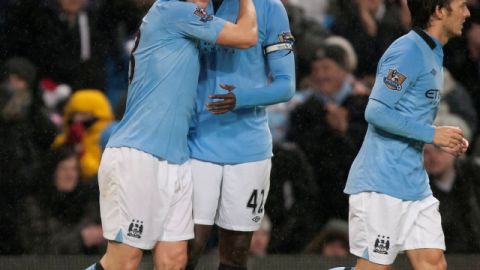Gareth Barry (izq.), aquí celebrando con Yaya Touré,  fue el autor del gol de la sufrida victoria del Manchester  City ante el Reading.