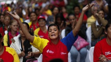 Un grupo de mujeres, seguidoras de Hugo Chávez, cuando participaban en oración colectiva por la salud del mandatario, en  Caracas.