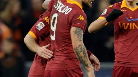 El delantero argentino Erik Lamela (d) celebra su gol con su compatriota Pablo Daniel Osvaldo (c) y el bosnio Miralem Pjanic, en el triunfo de la Roma ayer.