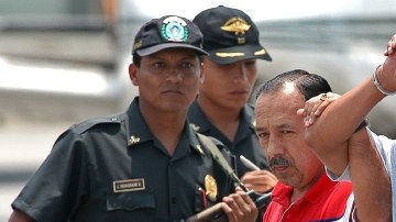 El hermano del presidente de Perú, Ollanta Humala, Antauro (2der.) al llegar a Lima (Perú), trasladado  a una prisión de máxima seguridad.