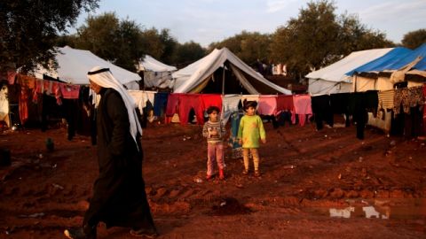 Niños sirios que están fuera de sus casas, viviendo en tiendas debido a los ataques de aviones  del Gobierno de Al Asad.