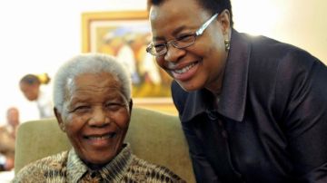 Expresidente Nelson Mandela y su mujer Graca Machel.