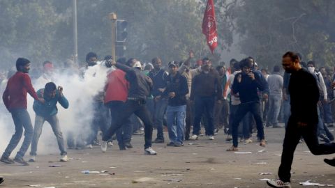 Manifestantes que piden justicia contra el grupo que violó a una estudiante se enfrenta a la policía de Nueva Delhi.