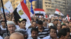 Miles de egipcios se manifiestan contra los Hermanos Musulmanes por querer imponer su visión en la redacción de la nueva Constitución, en El Cairo.