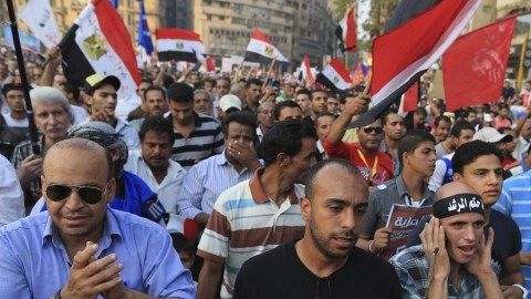 Miles de egipcios se manifiestan contra los Hermanos Musulmanes por querer imponer su visión en la redacción de la nueva Constitución, en El Cairo.